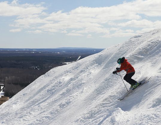 CM-Downhill-skiing