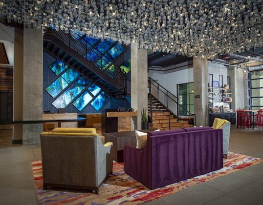 Lobby-overview-including-art-bar-on-right